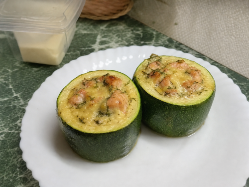 Куда деть кабачки: фаршируем семгой и сыром дор блю