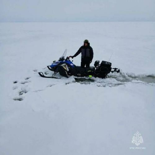 Сотрудники МЧС Тукаевского района спасли рыбака, провалившегося под лед на снегоходе
