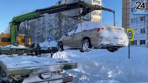 Сотрудники ГИБДД Зеленодольска эвакуируют автомобили, мешающие уборке снега