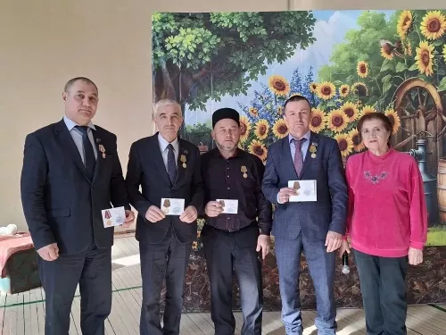 В селе Северные Нурлаты матери участников СВО получили медаль «Матери Защитника Отечества»