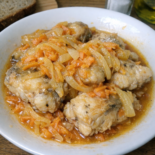 Минтай в томатном соусе: невероятный вкус и нежность