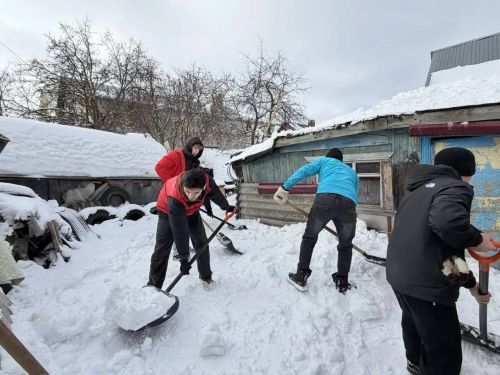 Студенты медколледжа помогли в уборке снега матери участника СВО