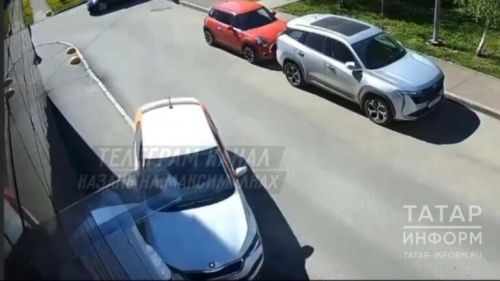 Девушка за рулем арендованной легковушки врезалась в жилой дом в Казани