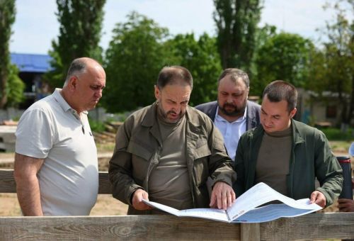 Песошин и Сафаров оценили соцобъекты и стройки в ЛНР
