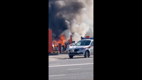 На парковке возле ТЦ «Корстон» в Казани произошло возгорание «Теслы»