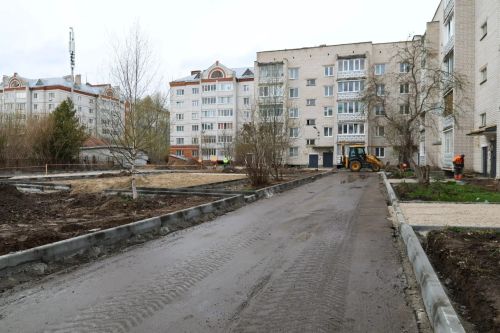 Во дворе по улице Гагарина, 13 продолжаются работы по республиканской программе «Наш двор»