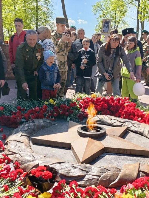 Нескончаемым потоком идут зеленодольцы к Вечному огню, чтобы отдать дань памяти нашим предкам, отстоявшим Родину в Великой Отечественной войне