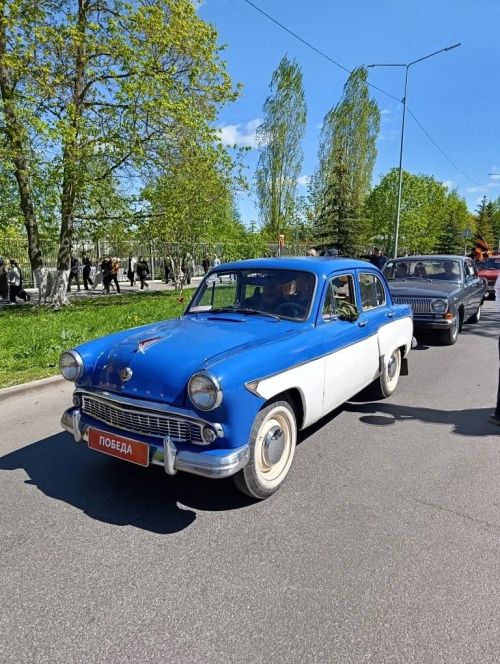 Парадная колонна движется по главной улице Зеленодольска