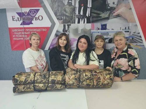 Невидимый щит для бойцов: в штабе «Единство» волонтёров обучили пошиву антитепловизионных одеял