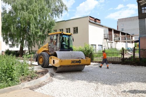 Во дворе по улице Комсомольской продолжаются работы по республиканской программе «Наш двор»