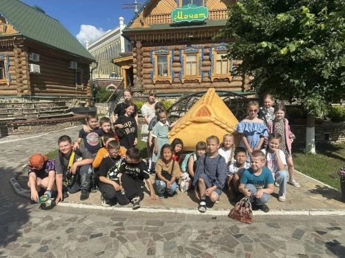 Воспитанники пришкольного лагеря школы №17 отправились в театр кукол «Экият»