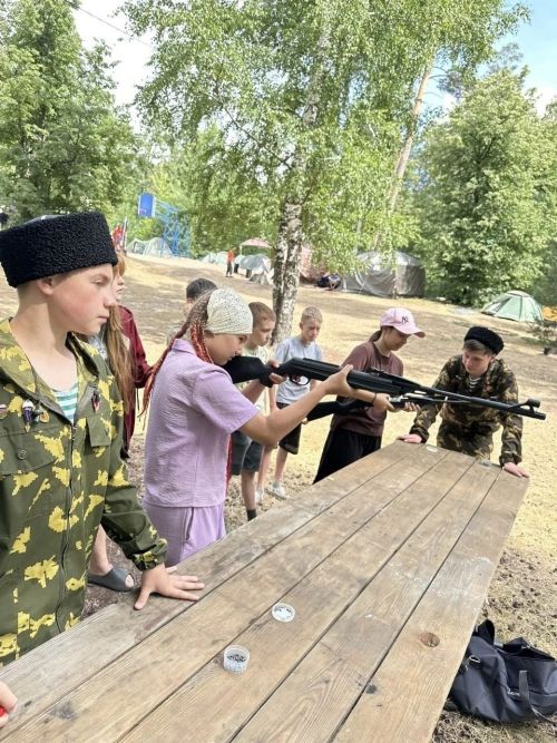 От сборки автомата до экипировки спасателя: как проходит «Юнармейское лето» в лагере «Горьковец»