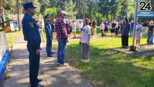 Сотрудники МЧС проводят тренировки по эвакуации в детских лагерях