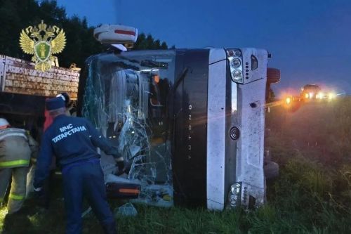 В Татарстане автобус опрокинулся в кювет: 15 пострадавших