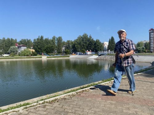 Принцип жизни зеленодольца Юрия Никулина — борьба с болячками через скандинавскую ходьбу