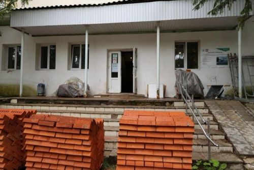 В Васильево проверили ход капремонта районной больницы: текущая готовность оценили в 52%
