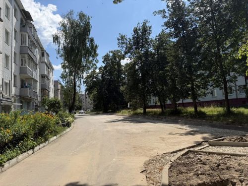 Во дворе по улице Фрунзе, 14  ведутся работы по республиканской программе «Наш двор»