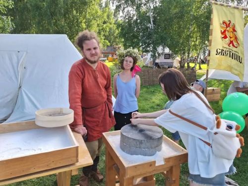 В городе мастеров на празднике Ивана Купалы в Зеленодольске работала ручная мельница