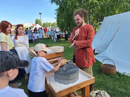 В городе мастеров на празднике Ивана Купалы в Зеленодольске работала ручная мельница