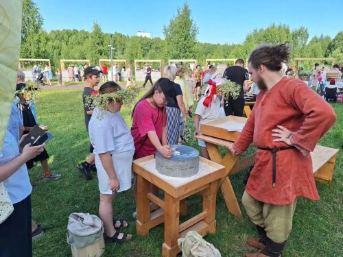 В городе мастеров на празднике Ивана Купалы в Зеленодольске работала ручная мельница