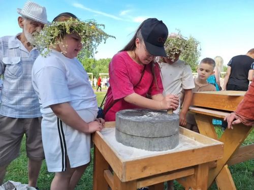 В городе мастеров на празднике Ивана Купалы в Зеленодольске работала ручная мельница