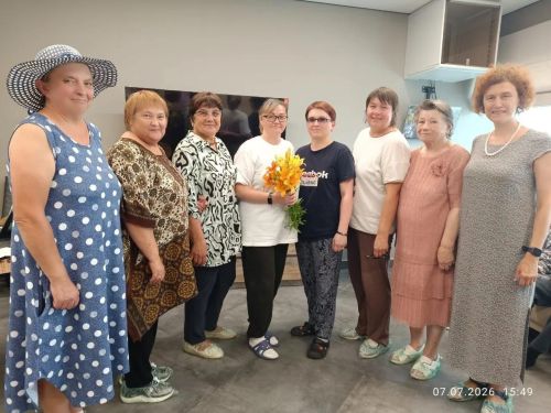 Душевный «Июльский полдник»: творческая группа «Беседка» подарила праздник жильцам васильевского дома «Зилант»