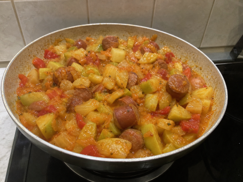 Охотничьи колбаски с овощами: ужин, который не требует свежих продуктов