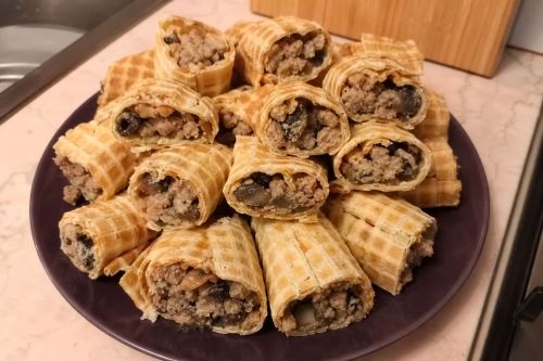 Соседка подсказала: вафли, картошка и фарш — рецепт, который удивляет