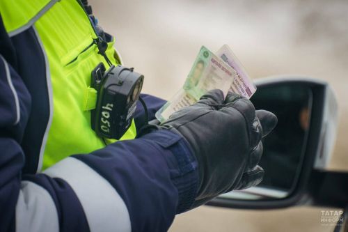 Скоро водители смогут показывать права и документы на машину прямо в телефоне