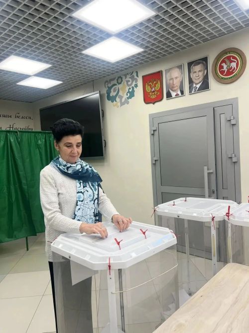 Проголосовала руководитель местного отделения общественной организации женщин «Ак Калфак»