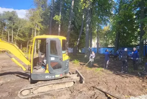 На территории спорткомплекса «Маяк» стартовали осенние субботники