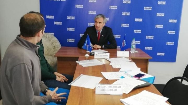 Депутат Госдумы Ирек Зиннуров провёл в Зеленодольске приём граждан и встретился со школьниками