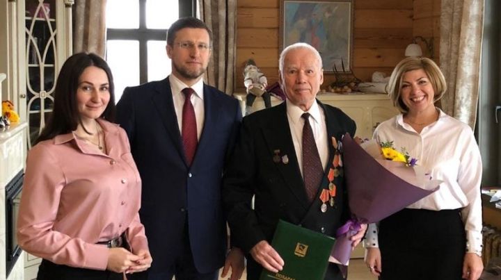 В Свияжске первый заместитель руководителя Исполкома района Марат Усманов поздравил с 90-летним юбилеем ветерана войны