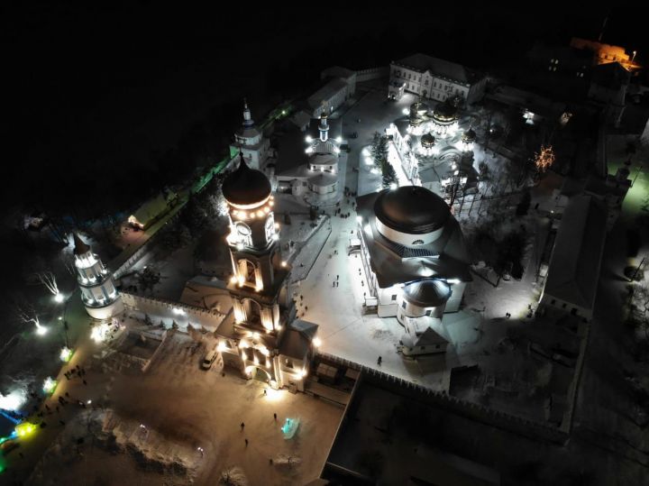 Работы по созданию Рождественского ледового городка в Раифе продолжаются
