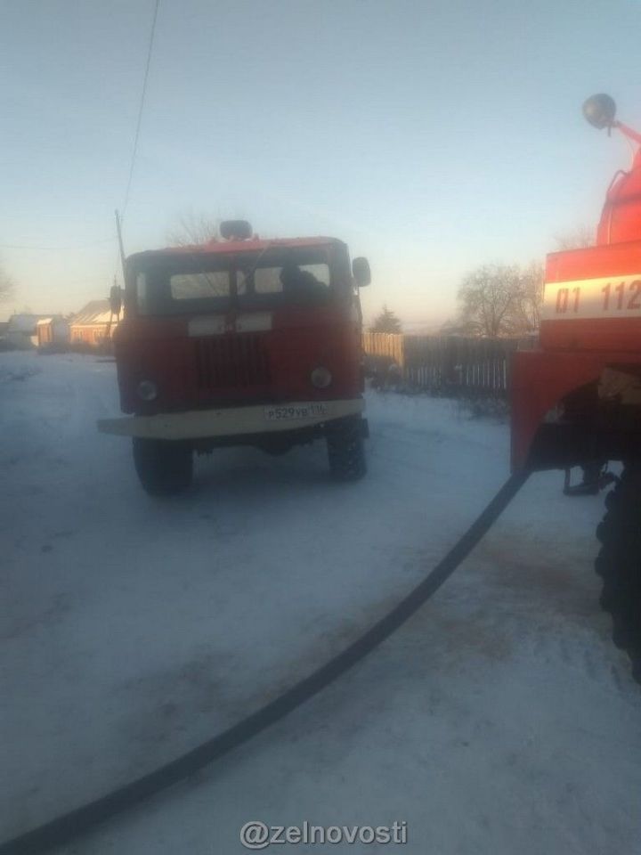 В Зеленодольском районе пожарные добровольцы спасли от огня жилой дом