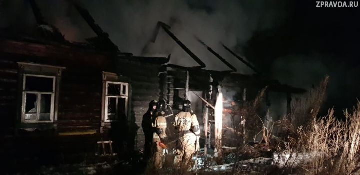В поселке Октябрьский на пожаре в заброшенном доме нашли тело мужчины