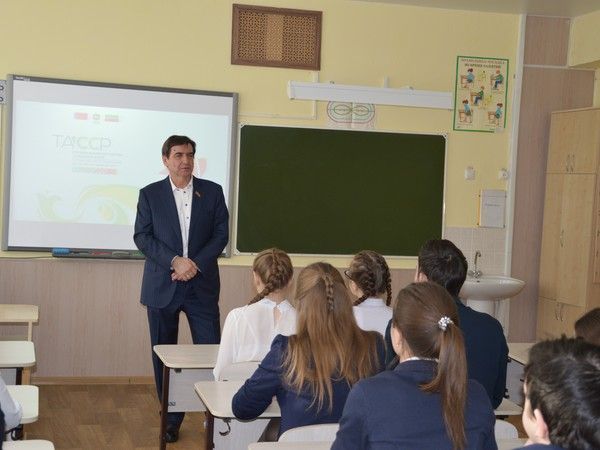 Юрий Камалтынов провел парламентский урок в Зеленодольске