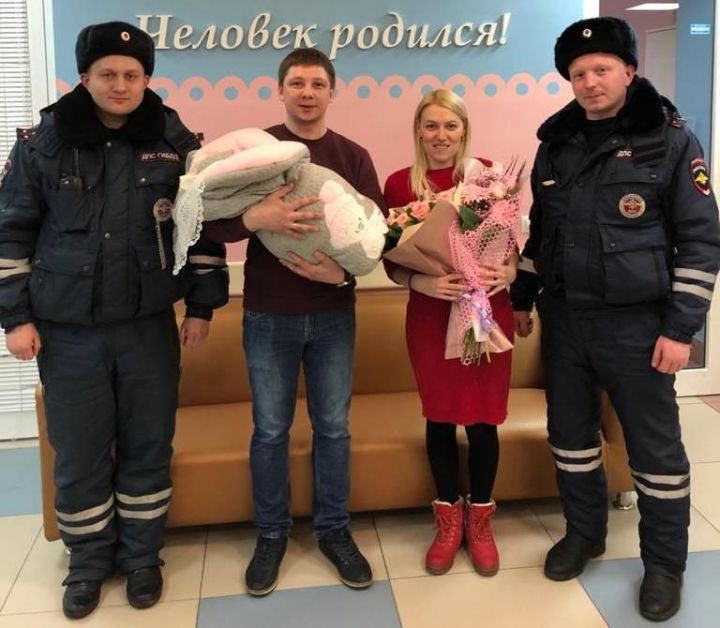 Сотрудники ГИБДД помогли добраться до больницы жительнице Зеленодольска, у которой начались роды