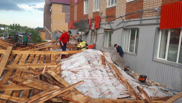 Сорванные крыши и разбитые автомобили: В Татарстане прошел сильный ураган