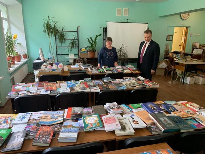 Депутат Госдумы сделал подарок библиотеке села Осиново