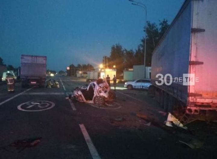 В Зеленодольском районе легковушку смяло после столкновения с грузовиком