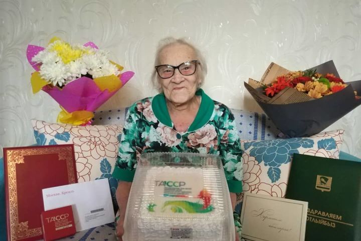 В Зеленодольском районе поздравили жительницу пгт.Васильево со 100-летием