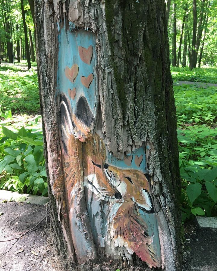 В одном из парков Зеленодольска появились картины на деревьях