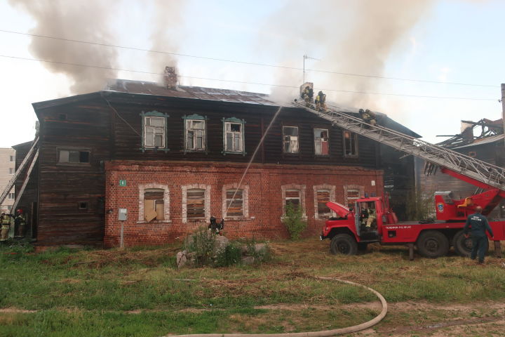 Фото: И опять пожар в «полукамушках», на сей раз горит дом №6 по Красному переулку