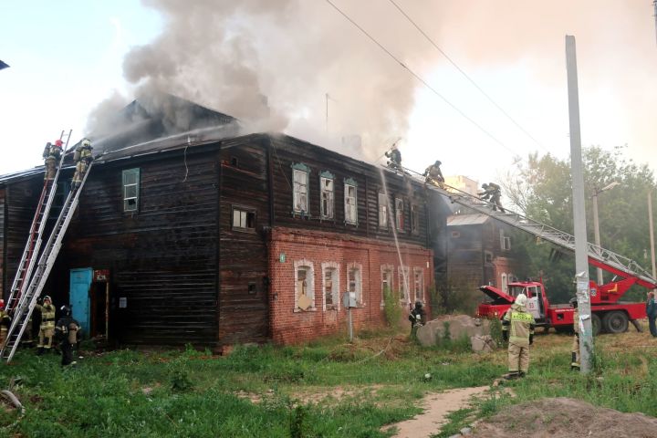Фото: И опять пожар в «полукамушках», на сей раз горит дом №6 по Красному переулку