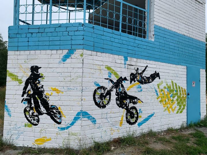 Мотоциклистам на Мирном подарили летающих трюкачей