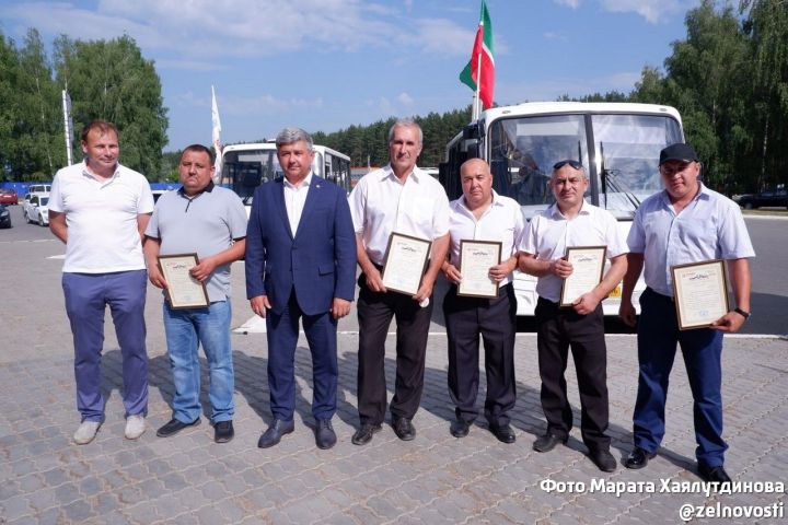 “В добрый путь!”: Зеленодольские автотранспортники закупили для васильевцев новые автобусы
