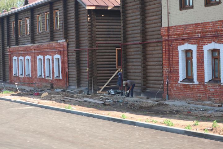 Фото: В Полукамушках прокладывают дороги, а между домами по ул.Энгельса и 2 линией устроили автостоянку