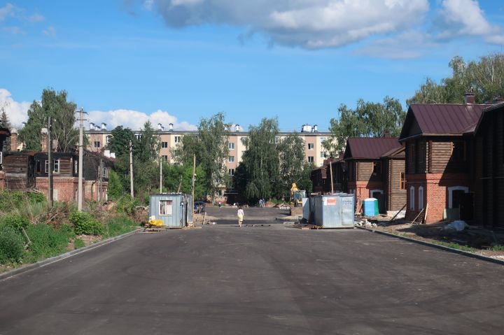 Фото: В Полукамушках прокладывают дороги, а между домами по ул.Энгельса и 2 линией устроили автостоянку