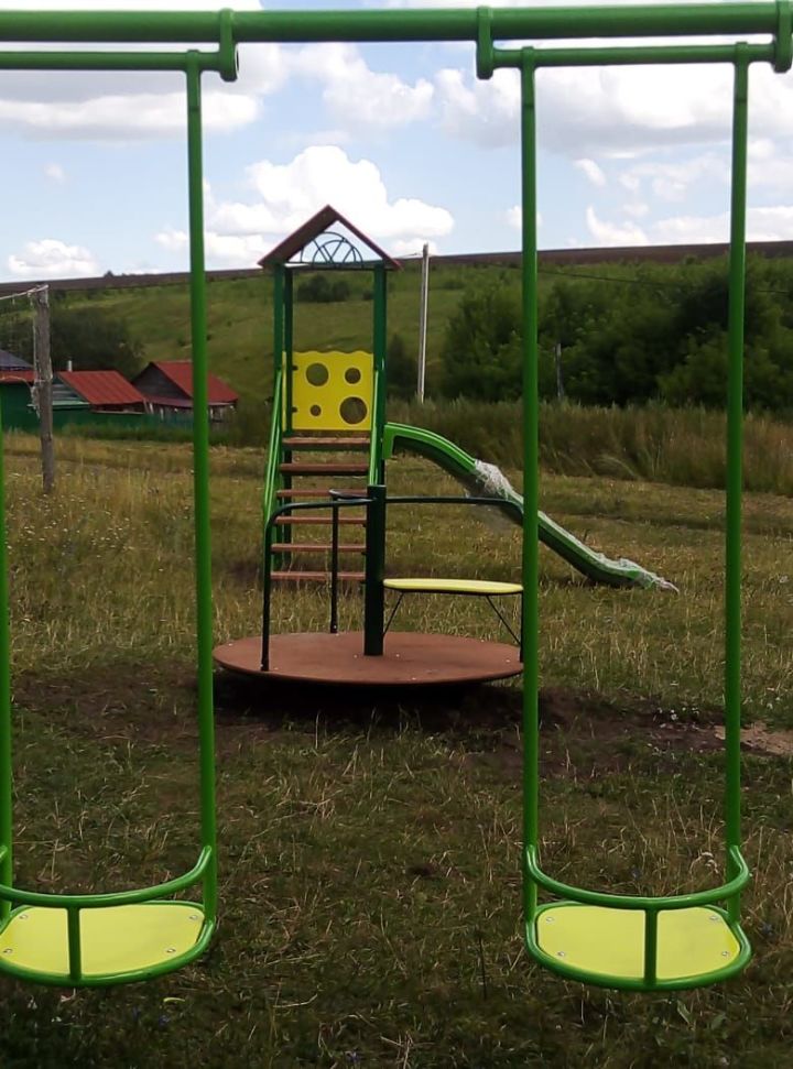 В деревне Васюково установили детскую площадку